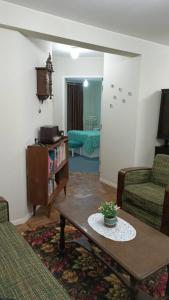 拉巴斯的住宿－acogedor departamento，一间带咖啡桌的客厅和一间客厅。