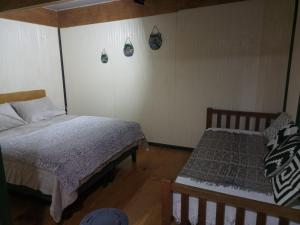 Cama o camas de una habitación en Hostal La Minga