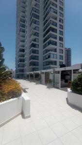 un gran patio con 2 edificios altos en el fondo en Reservas altos de huayquique, en Iquique