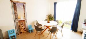 uma sala de jantar com uma mesa, cadeiras e um espelho em La Ceiba em Playa del Carmen
