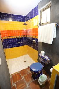 Un baño de Hotel Boutique Casa Elefante