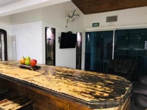 a kitchen with a counter with apples on top of it at EL DESCANSO DEL HACARITAMA in Melgar
