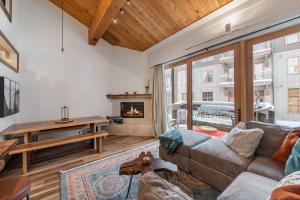 uma sala de estar com um sofá e uma lareira em Northstar Projector Condo Best Location in Northstar Village Walk to Lifts Tons of New Snow em Truckee