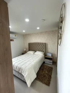 Cama o camas de una habitación en Hermoso e iluminado Apartamento