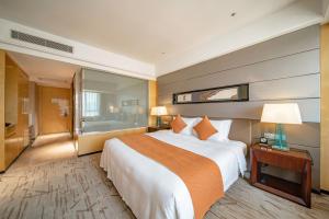 Postel nebo postele na pokoji v ubytování Swissôtel Guangzhou