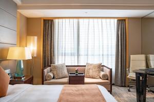 Postel nebo postele na pokoji v ubytování Swissôtel Guangzhou