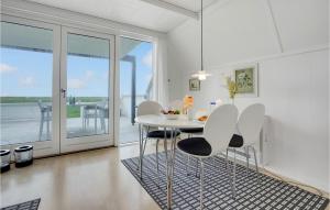 Un comedor blanco con una mesa y sillas. en Beautiful Home In Gedser With Kitchen, en Gedser