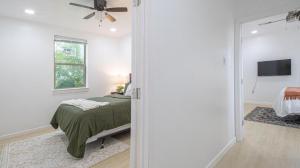 Een bed of bedden in een kamer bij Vibrant Blue Luxury Loft 2316