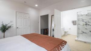 Een bed of bedden in een kamer bij Vibrant Blue Luxury Loft 2316