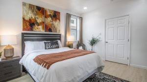 A bed or beds in a room at Vibrant Blue Luxury Loft 2316