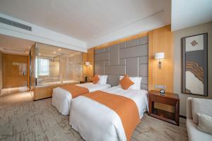 Postel nebo postele na pokoji v ubytování Swissôtel Guangzhou