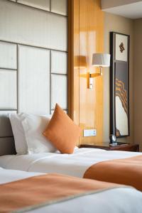 Postel nebo postele na pokoji v ubytování Swissôtel Guangzhou
