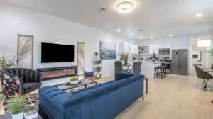 sala de estar con sofá azul y chimenea en Vibrant Blue Luxury Loft 2316 en Nueva Orleans