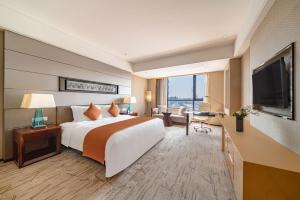 Postel nebo postele na pokoji v ubytování Swissôtel Guangzhou