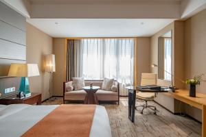 Postel nebo postele na pokoji v ubytování Swissôtel Guangzhou