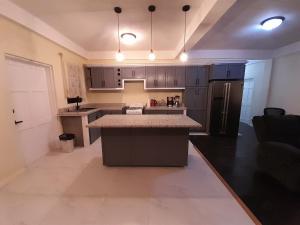 Η κουζίνα ή μικρή κουζίνα στο Tropical Suites