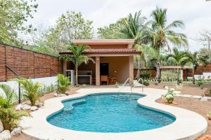una piscina en el patio trasero de una casa en Flamingo Estates 18- 4 BR House with Pool en Brasilito