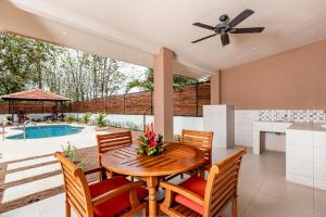 comedor con mesa, sillas y piscina en Flamingo Estates 18- 4 BR House with Pool en Brasilito