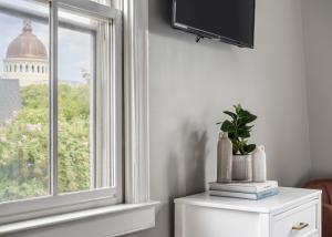 a window with a view of the capitol building at Flag House Inn in Annapolis