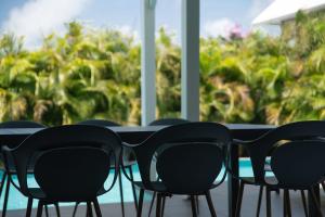 un groupe de chaises noires assises à une table dans l'établissement Villa Anamangue, à Saint-François 19 autres photos
