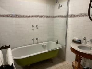 Albert Hotel Daylesford的一间浴室
