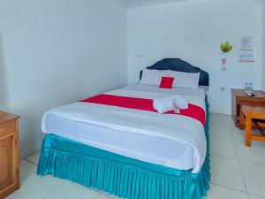 - une chambre avec un grand lit dans l'établissement RedDoorz @ Tanjung Selor, à Tanjungselor