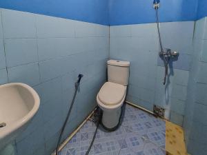 Bilik mandi di RedDoorz at Tanjung Selor Bulungan +7 gambar