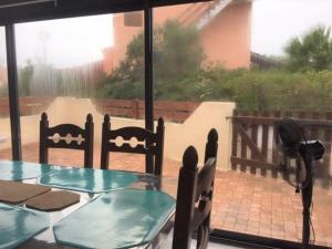 Balkon lub taras w obiekcie Pavillon lumineux 3 pièces avec piscine - 6 couchages, proche mer et commerces, parking privé - FR-1-229-818