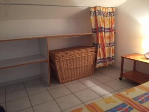 Łóżko lub łóżka w pokoju w obiekcie Pavillon lumineux 3 pièces avec piscine - 6 couchages, proche mer et commerces, parking privé - FR-1-229-818