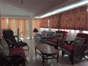 Część wypoczynkowa w obiekcie Pavillon lumineux 3 pièces avec piscine - 6 couchages, proche mer et commerces, parking privé - FR-1-229-818