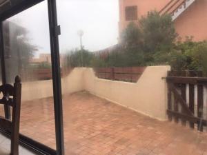 Balkon lub taras w obiekcie Pavillon lumineux 3 pièces avec piscine - 6 couchages, proche mer et commerces, parking privé - FR-1-229-818