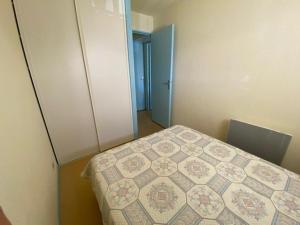 Postel nebo postele na pokoji v ubytování Appartement Vaux-sur-Mer, 2 pièces, 4 personnes - FR-1-494-148