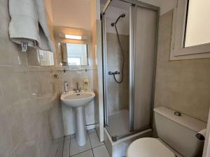 łazienka z prysznicem, umywalką i toaletą w obiekcie Appartement avec piscine et parking, proche des commerces - FR-1-387-189 w mieście Marseillan