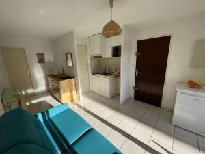 Kuchyňa alebo kuchynka v ubytovaní Appartement 2 pièces avec piscine, parking, proche commerces - Marseillan - FR-1-387-188