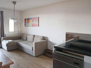 salon z kanapą i stołem w obiekcie Appart 2 pièces 6-8 pers, accès direct pistes - FR-1-322-514 w mieście Les Orres