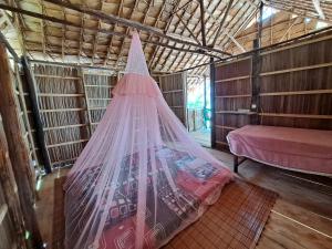 uma rede está pendurada num quarto com uma cama em Raja Ampat Jousuba Homestay em Minyaifuin