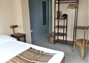 Uma cama ou camas num quarto em The Lazy Tiki