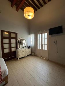 TV a/nebo společenská místnost v ubytování Hotel Queretaro
