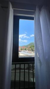 a window in a room with a view of a beach at Apartamento altíssimo padrão - Piscina com vista in Mangaratiba