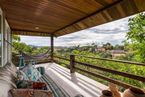 een uitzicht vanaf het balkon van een huis met een hangmat bij Praia de Geriba - Fantastica Vista Mar in Búzios