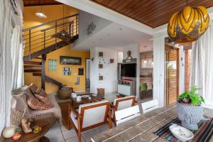 una sala de estar con un sofá y una mesa en Praia de Geriba - Fantastica Vista Mar, en Búzios