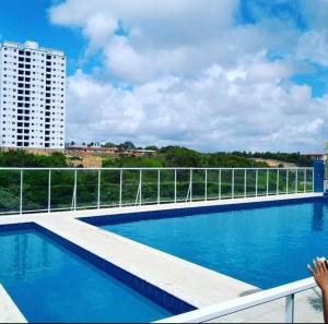 una gran piscina azul en la parte superior de un edificio en Jardim da Costa perto da Praia e UFPB, en João Pessoa