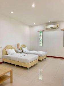 Postel nebo postele na pokoji v ubytování Staytoon สเตย์ทูนรีสอร์ท