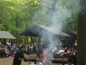 un grupo de personas de pie alrededor de un fuego en un parque en hotel funk, en Bietigheim-Bissingen