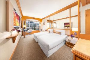 Postel nebo postele na pokoji v ubytování Regal Hongkong Hotel
