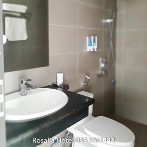 Ванная комната в Ros Hotel Tam Đảo