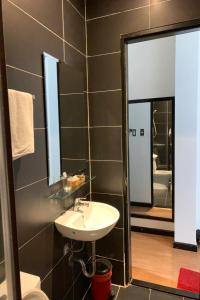 y baño con lavabo, aseo y espejo. en Gia Huyen Hotel, en Ho Chi Minh