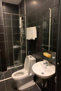 Phòng tắm tại Gia Huyen Hotel