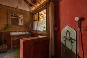 uma casa de banho com um lavatório e um espelho em Turia Villa Canacona Palolem em Canacona