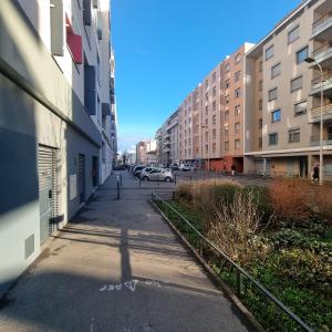 an empty street in a city with buildings at Lyon Montchat Villeurbanne Studio refait à neuf climatisé et parking privé in Villeurbanne